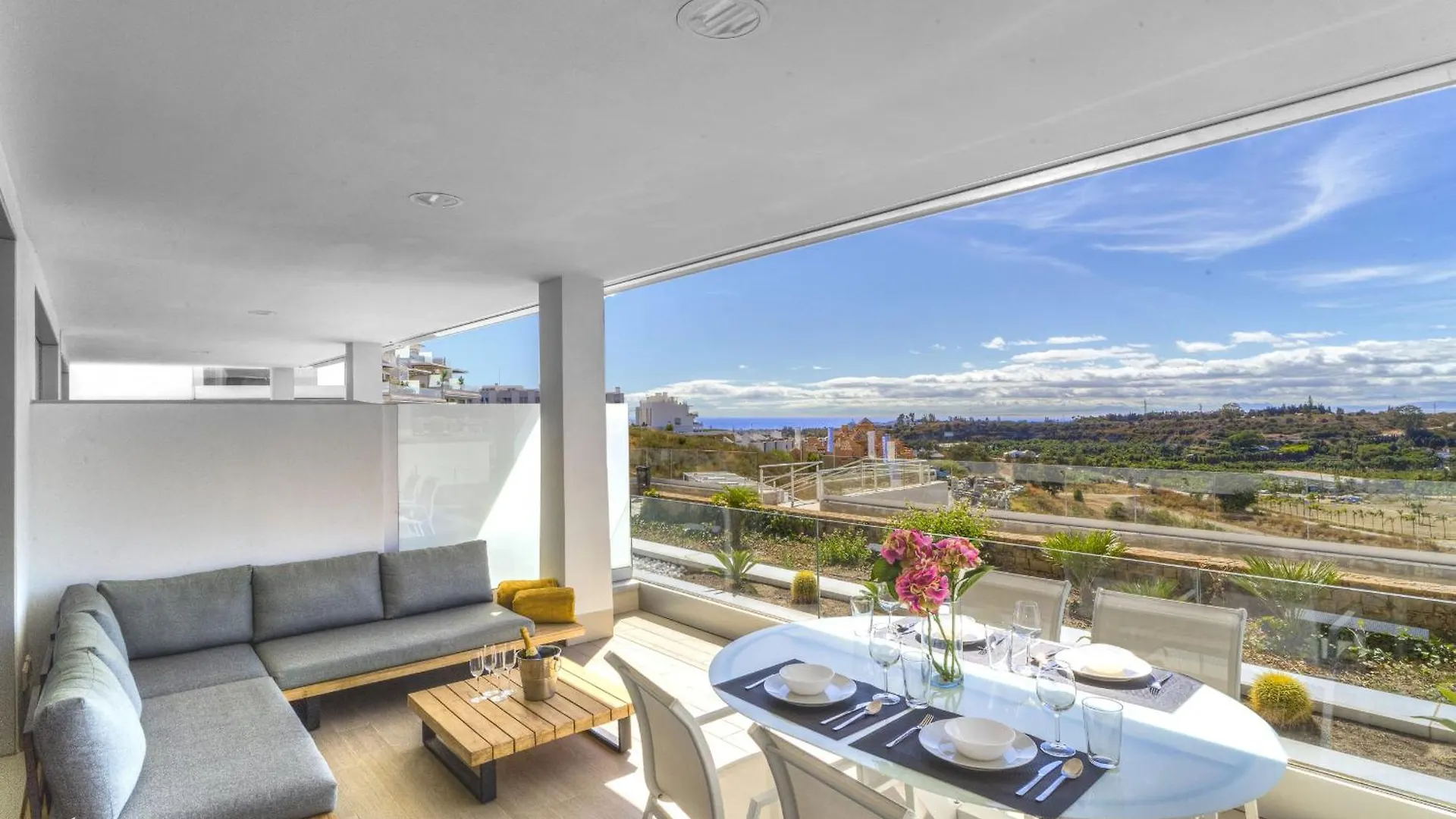 Oceana Views - 2 Bedroom Apartment Estepona 0*,  Spanje